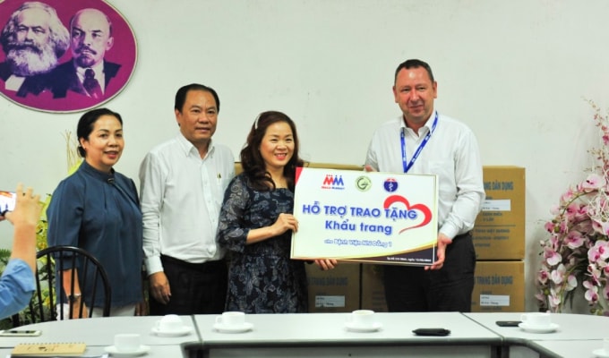 Đại diện Công ty Mega Market Việt Nam trao tặng khẩu trang cho Bệnh viện Nhi Đồng 1.