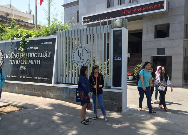 Lãnh đạo Trường Đại học Luật TPHCM đã thống nhất cho sinh viên được tiếp tục nghỉ học và trở lại trường học tập trung vào ngày 1/3.