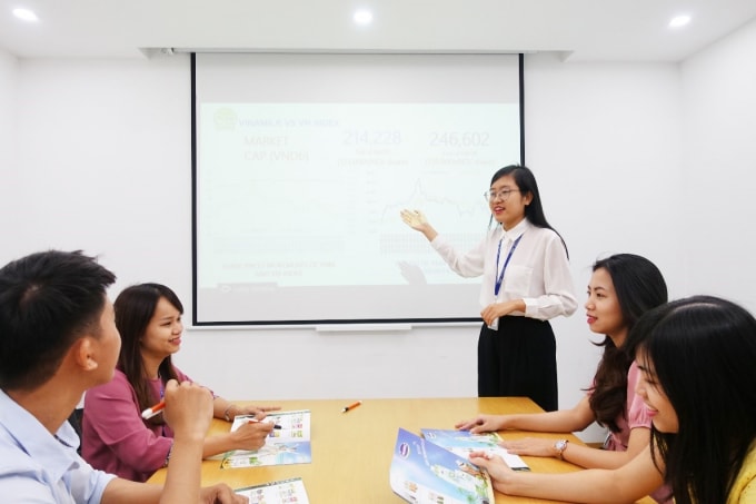 Chị Trần Khánh Chi (áo trắng) là một trong những nhân sự đã tham gia chương trình Quản trị viên tập sự của Vinamilk năm 2014 và hiện đang nằm trong đội ngũ cấp quản lý của Vinamilk