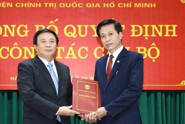 Đồng chí Nguyễn Xuân Thắng trao quyết định cho đồng chí Hoàng Phúc Lâm