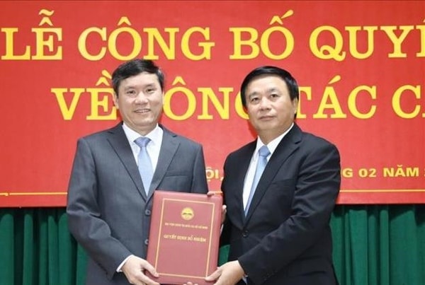 Đồng chí Nguyễn Xuân Thắng trao quyết định cho đồng chí Lê Văn Lợi