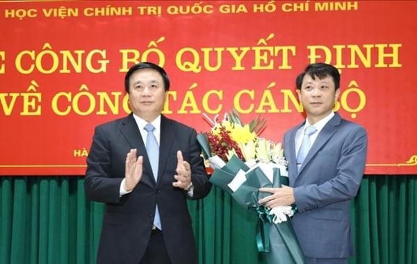 Đồng chí Nguyễn Xuân Thắng chúc mừng đồng chí Nguyễn Ngọc Hà