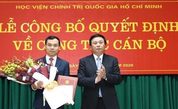 Đồng chí Nguyễn Xuân Thắng trao quyết định cho đồng chí Nguyễn Mạnh Hùng