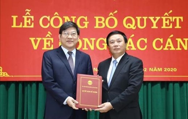 Đồng chí Nguyễn Xuân Thắng trao quyết định cho đồng chí Nguyễn Duy Bắc