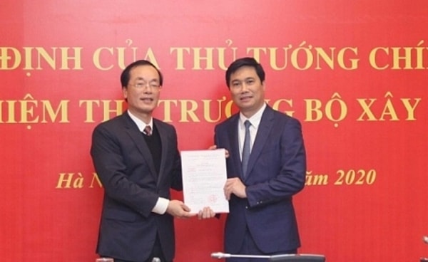 Bộ trưởng Phạm Hồng Hà trao quyết định và chúc mừng tân Thứ trưởng Nguyễn Tường Văn