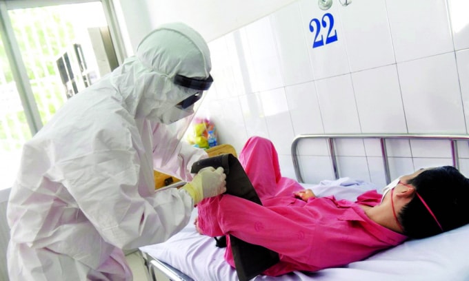 Điều dưỡng Nguyễn Minh Tâm - khoa Bệnh Nhiệt đới, Bệnh viện Chợ Rẫy chăm sóc bệnh nhân Corona.