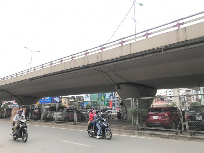 Hàng loạt gầm cầu trên địa bàn Hà Nội vẫn đang được tận dụng làm nơi để xe.