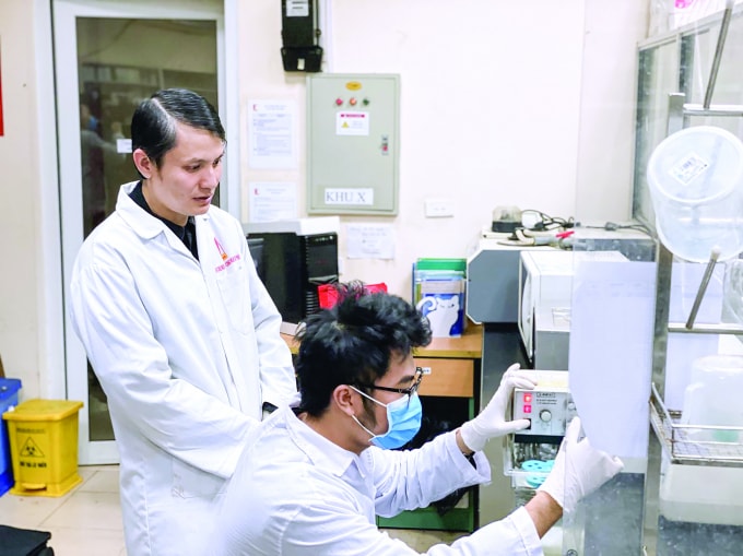 TS Lê Quang Hoà cùng đồng nghiệp tại phòng thí nghiệm tại Viện Công nghệ Sinh học và Công nghệ Thực phẩm, ĐH Bách khoa Hà Nội. Ảnh: HUST