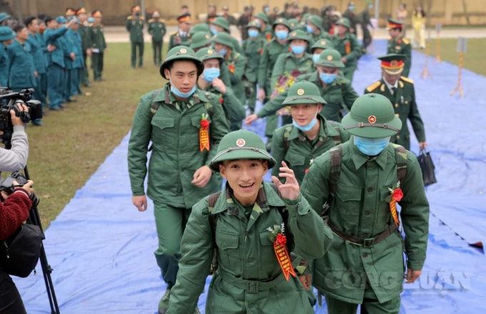 Các tân binh hăng hái trong ngày lễ ra quân.