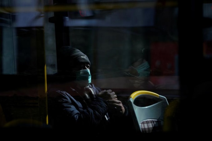 Một người đàn ông đeo khẩu trang trên xe bus ở Thượng Hải, Trung Quốc. Ảnh: Reuters
