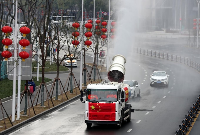 Một chiếc xe phun thuốc khử trùng tại thành phố Vũ Hán, Trung Quốc. Ảnh: Reuters