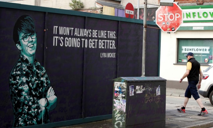 Một bức họa của Lyra McKee tại Belfast. Ảnh: Reuters