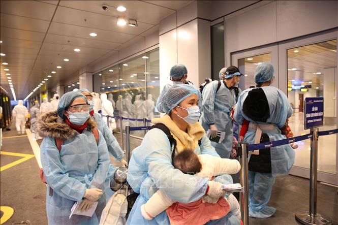 30 công dân Việt Nam đầu tiên từ Vũ Hán được đón về nước. Ảnh: TTXVN