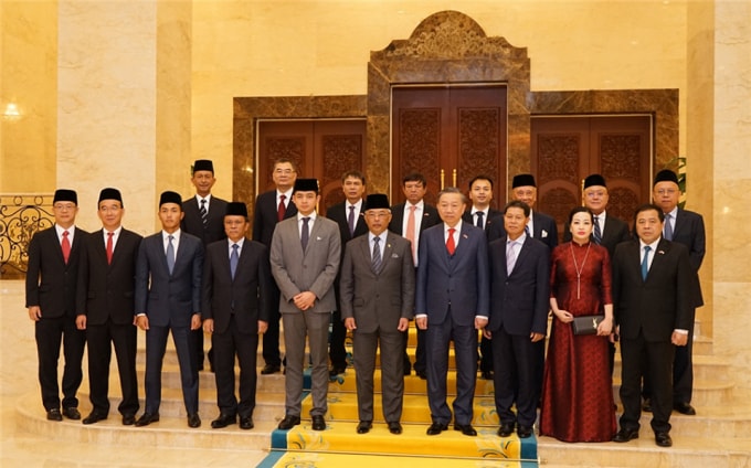 Quốc vương Malaysia Abdullah Sultan Ahmad Shah; Đại tướng Tô Lâm cùng các đại biểu tại buổi yết kiến. Ảnh: BCA.