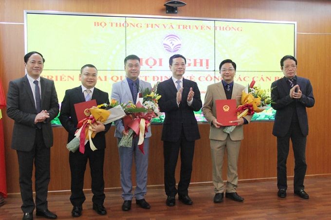 Bộ trưởng Nguyễn Mạnh Hùng và các đồng chí Thứ trưởng Bộ TT&TT trao Quyết định và tặng hoa chúc mừng các cán bộ được bổ nhiệm (mic.gov.vn)