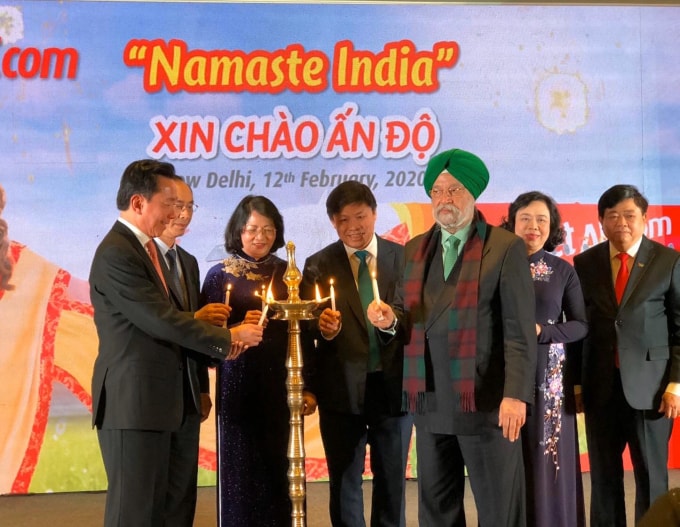 Nghi thức công bố các đường bay của Vietjet với sự tham gia của Đại sứ Phạm Sanh Châu, Thứ trưởng Bộ GTVT Lê Đình Thọ, Phó Chủ tịch nước Đặng Thị Ngọc Thịnh, Phó Chủ tịch Vietjet Nguyễn Thanh Hùng và Ngài Hardeep Singh Puri - Quốc vụ khanh phụ trách Hàng không Ấn Độ (Từ trái qua phải Photo2).