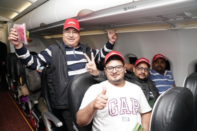 Người dân và du khách hào hứng với chuyến bay đặc biệt Hà Nội - New Delhi.