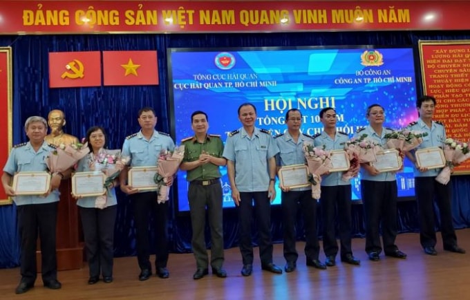Dịp này, nhiều tấm gương cán bộ, chiến sĩ công an, hải quan mưu trí, dũng cảm, không quản hiểm nguy, khắc phục mọi khó khăn, hoàn thành xuất sắc nhiệm vụ đã được ghi nhận, tôn vinh.