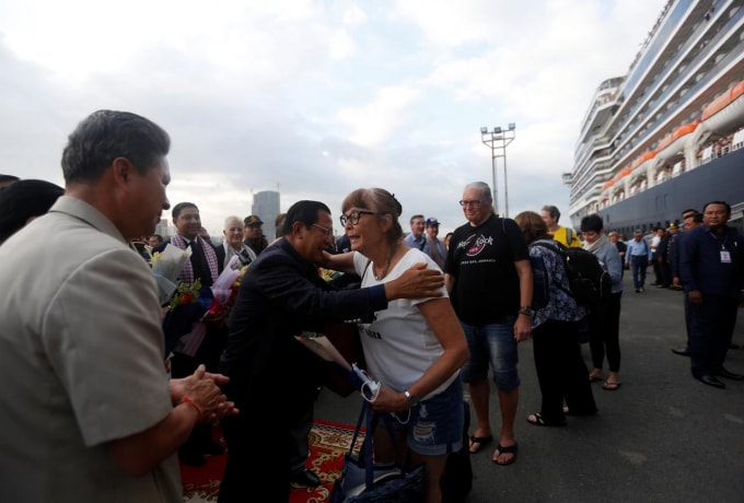 Thủ tướng Campuchia Hun Sen chào đón những hành khách của du thuyền MS Westerdam. Ảnh: Reuters