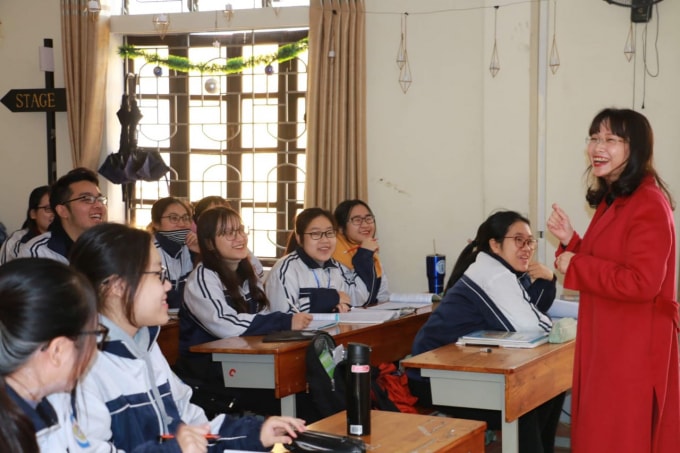Cô giáo Nguyễn Hoàng Lân và các em học sinh lớp 12C5 trong một tiết học Tiếng Anh. Ảnh NVCC.