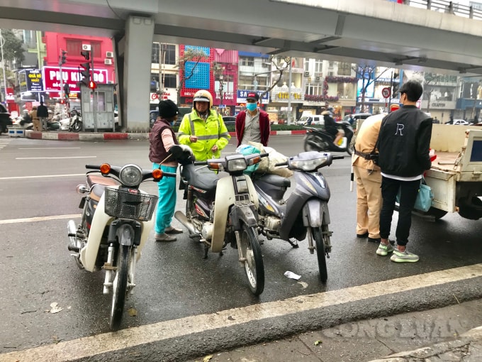 Nhiều trường hợp người tham gia giao thông vi phạm quy định về đội mũ bảo hiểm đã bị xử lý