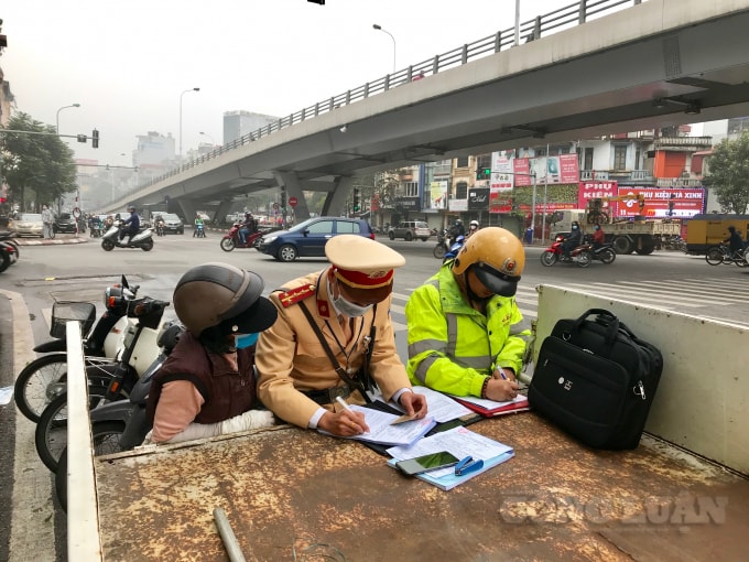 Lực lượng CSGT (Công an TP. Hà Nội) tăng cường kiểm tra, xử lý vi phạm trật tự, an toàn giao thông ngay sau dịp Tết