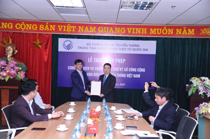 Ông Lã Hoàng Trung GĐ Trung tâm Chứng thực điện tử Quốc gia trao chứng thực cho ông Nguyễn Minh Luân Phó TGĐ VNPT IT.