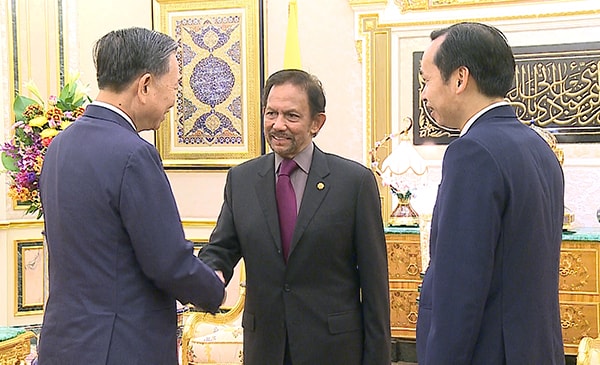 Đại tướng Tô Lâm và Quốc vương Haji Hassanal Bolkiah. Ảnh: BCA.