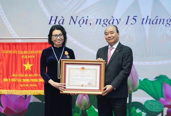 Thủ tướng trao Huân chương Độc lập hạng Ba cho TGĐ BHXH Việt Nam Nguyễn Thị Minh. Ảnh: VGP