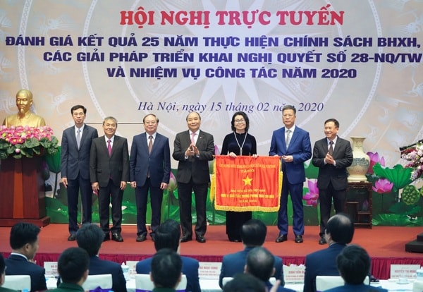 Thủ tướng tặng Cờ Thi đua của Chính phủ cho BHXH Việt Nam. Ảnh: VGP