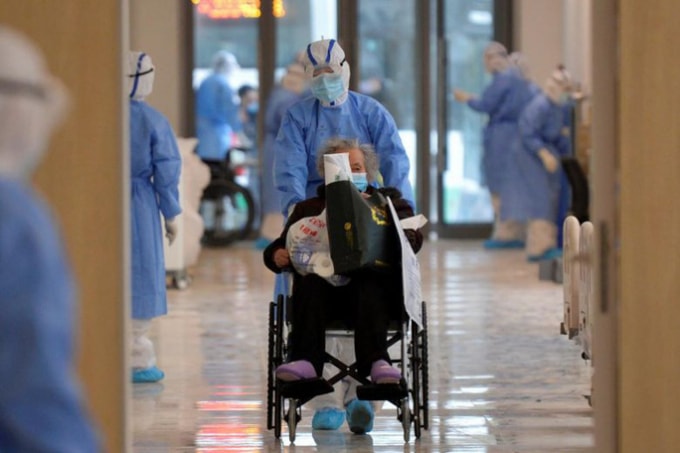 Chăm sóc bệnh nhân nhiễm Covid-19 tại một bệnh viện ở Vũ Hán. Ảnh: REUTERS.