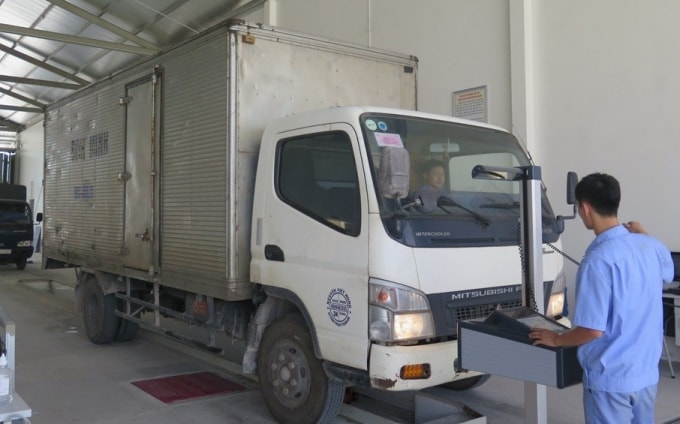 Dán tem kiểm định ô tô kinh doanh vận tải có màu sắc riêng để phân biệt với loại xe khác. (Ảnh minh họa)