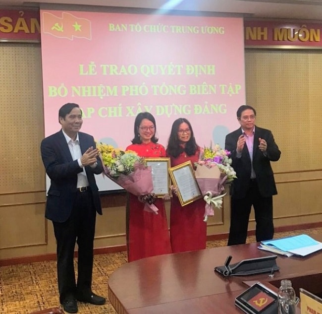 Đồng chí Phạm Minh Chính, Uỷ viên Bộ Chính trị, Bí thư Trung ương Đảng, Trưởng Ban Tổ chức Trung ương và đồng chí Nguyễn Thanh Bình, Uỷ viên Trung ương Đảng, Phó Trưởng ban Thường trực Ban Tổ chức Trung ương trao Quyết định bổ nhiệm Phó Tổng Biên tập Tạp chí Xây dựng Đảng cho 2 đồng chí Phạm Thị Thu Huyền và Trần Thị Lan Phương