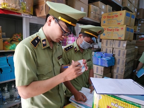Lực lượng chức năng kiểm tra hành chính một cơ sở kinh doanh. Ảnh: TTXVN