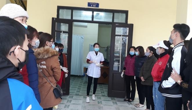 Cán bộ y tế tuyên truyền công tác phòng chống dịch Covid-19 cho người dân. Ảnh do Sở TTTT Quảng Ninh cung cấp.