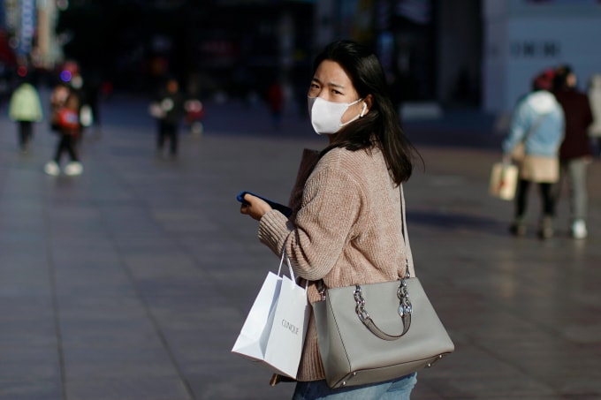 Một người phụ nữ tại Thượng Hải, Trung Quốc. Ảnh: Reuters