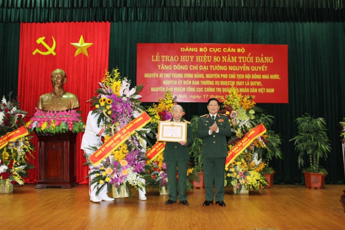 Đại tướng Ngô Xuân Lịch trao Huy hiệu 80 năm tuổi Đảng tặng Đại tướng Nguyễn Quyết. Ảnh: BQP.