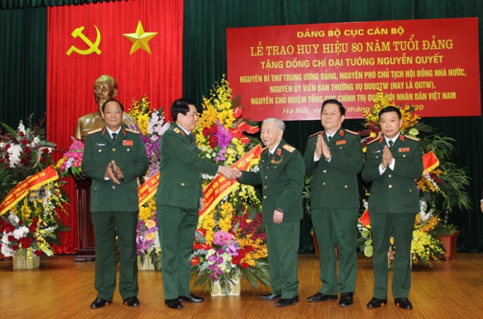 Đại tướng Lương Cường và các đồng chí Phó Chủ nhiệm Tổng cục Chính trị tặng hoa chúc mừng Đại tướng Nguyễn Quyết. Ảnh: BQP.