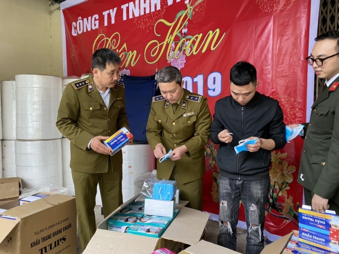 Lực lượng Quản lý thị trường cả cả nước liên tiếp phát hiện, xử lý nhiều vụ việc buôn bán khẩu trang y tế vi phạm quy định. Ảnh: TL