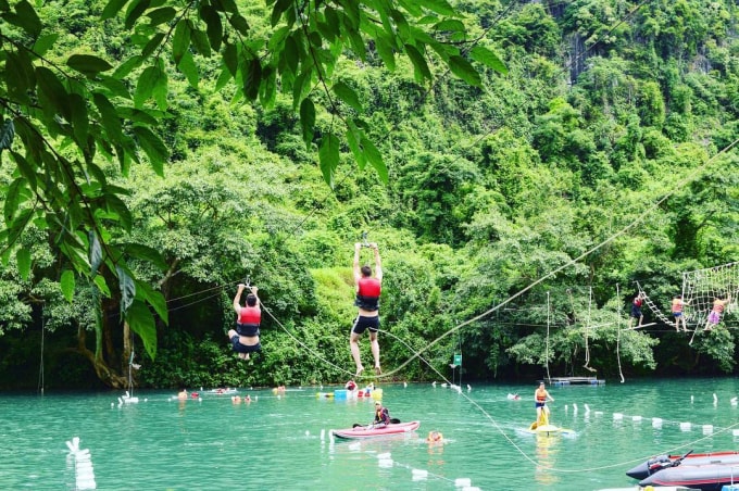 Các trò chơi thể thao và đu dây zipline tại Sông Chày - Hang Tối. Ảnh: TL.