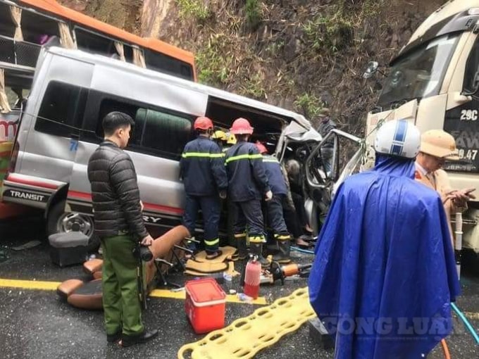 Chiếc ô tô 16 chỗ bị bẹp nhún phần đầu.