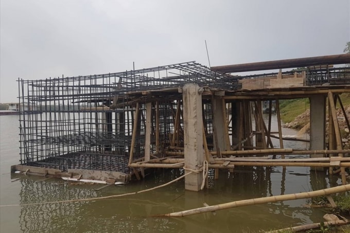 Từ đầu năm 2019, lợi dụng được sự đồng ý về chủ trương cho xây dựng bến neo đậu tầu, thuyền trên bờ tả sông Luộc, Công ty Cổ phần xăng dầu Hưng Yên đã ngang nhiên xây dựng trái phép bến thủy nội địa. Ảnh: Long Nguyễn
