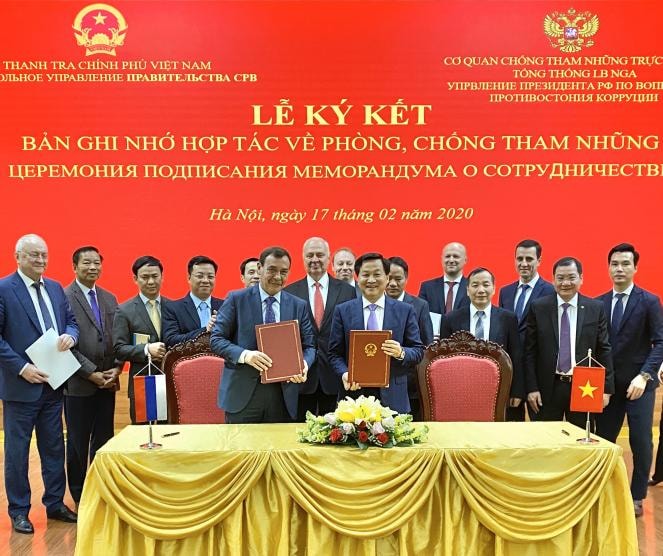 Tổng Thanh tra Chính phủ Việt Nam Lê Minh Khái và ông Chobotov A.Sergeevich, Chủ tịch Cơ quan Chống tham nhũng trực thuộc Tổng thống Liên bang Nga đã ký kết Bản ghi nhớ hợp tác giữa hai cơ quan trong lĩnh vực PCTN. Ảnh: TTCP