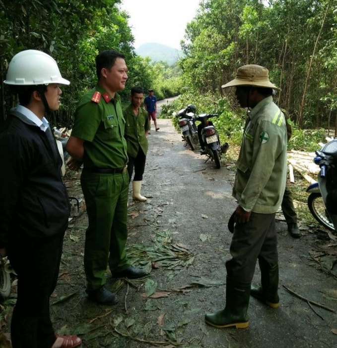 Phối hợp với cơ quan địa phương để tuyên truyền nâng cao nhận thức cho người dân khu vực miền núi về an toàn hành lang lưới điện cao áp.