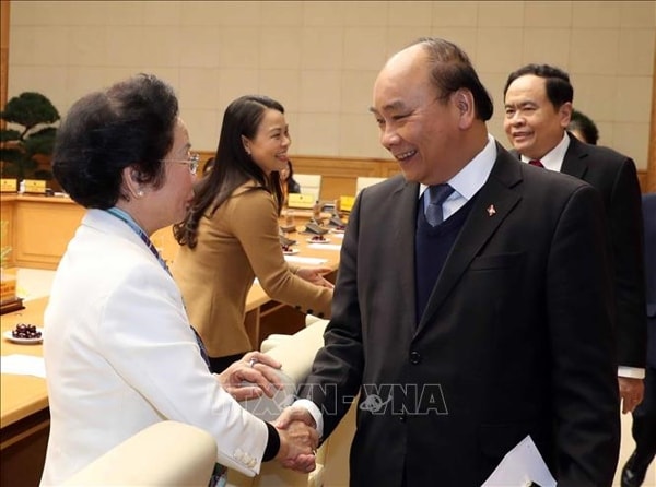 Thủ tướng Nguyễn Xuân Phúc với nguyên Phó Chủ tịch nước Nguyễn Thị Doan, Phó Chủ tịch chuyên trách Ủy ban Trung ương MTTQ Việt Nam tại hội nghị. Ảnh: TTXVN