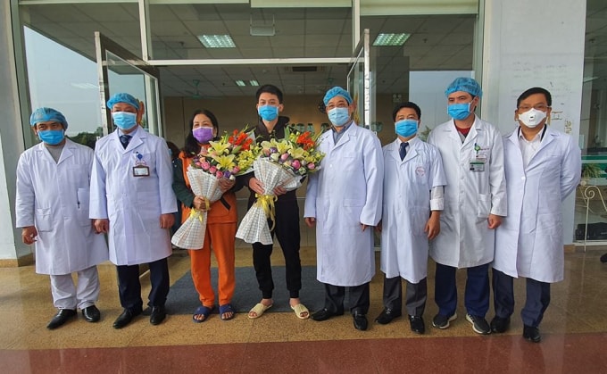 PGS Lương Ngọc Khuê (bên phải) chúc mừng hai bệnh nhân nhiễm Covid-19 xuất viện chiều 18-2. Ảnh Tuấn Dũng.