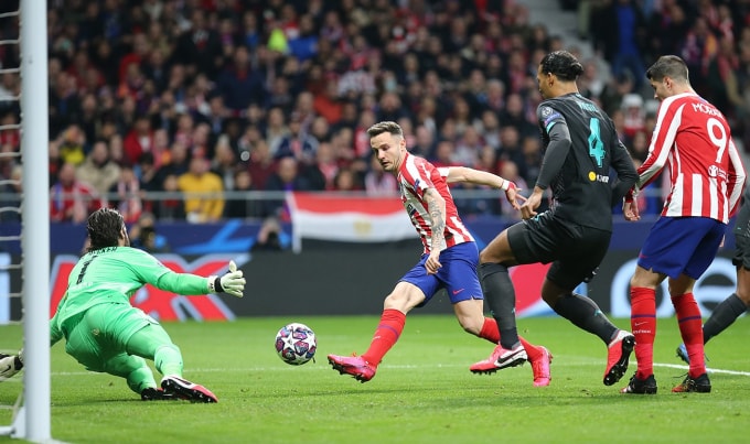 Hàng phòng ngự của The Kop có ngày thi đấu đáng quên. Ảnh: Getty