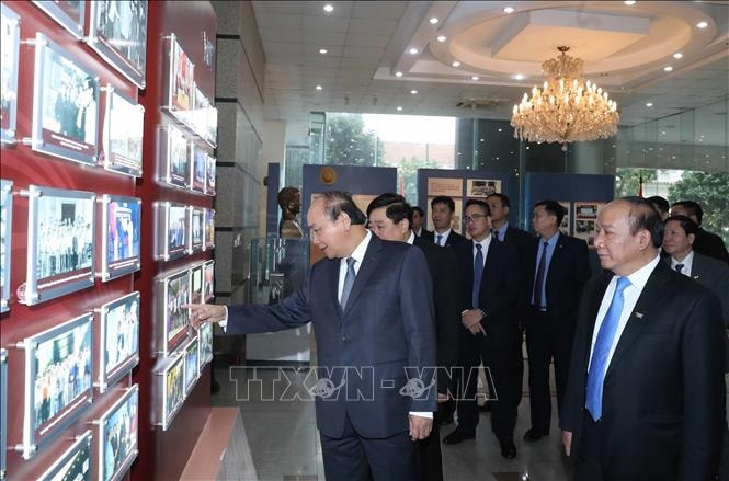Thủ tướng Nguyễn Xuân Phúc thăm không gian truyền thống của Đài Tiếng nói Việt Nam. Ảnh: TTXVN