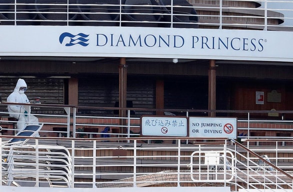 Nhân viên mặc áo bảo hộ trên du thuyền Diamond Princess ngày 19-2-2020 - Ảnh: Reteurs