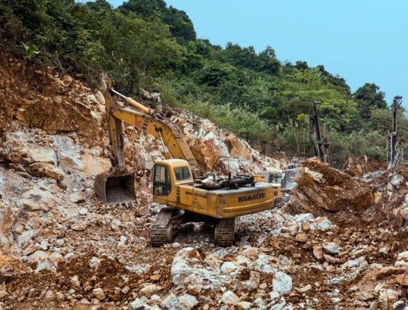 Mỏ đá vôi của Nhà máy Xi măng Sông Lam ở huyện Đô Lương. Ảnh Báo Nghệ An